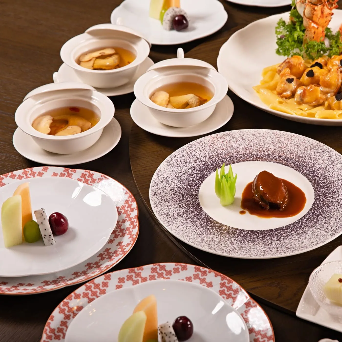 Mesa de banquete servida con varios platos al centro