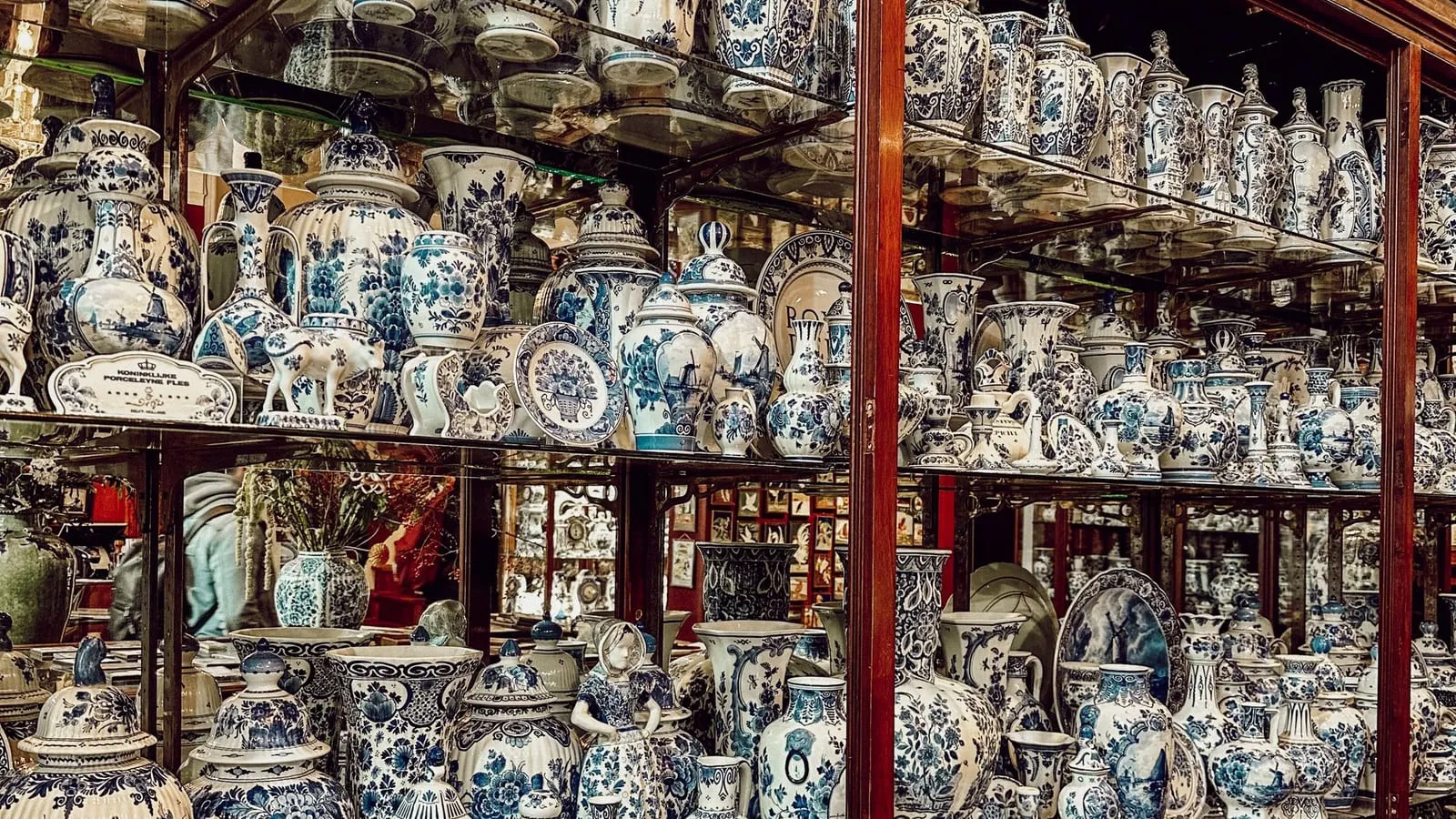 Estantería llena de piezas de porcelana azul y blanca
