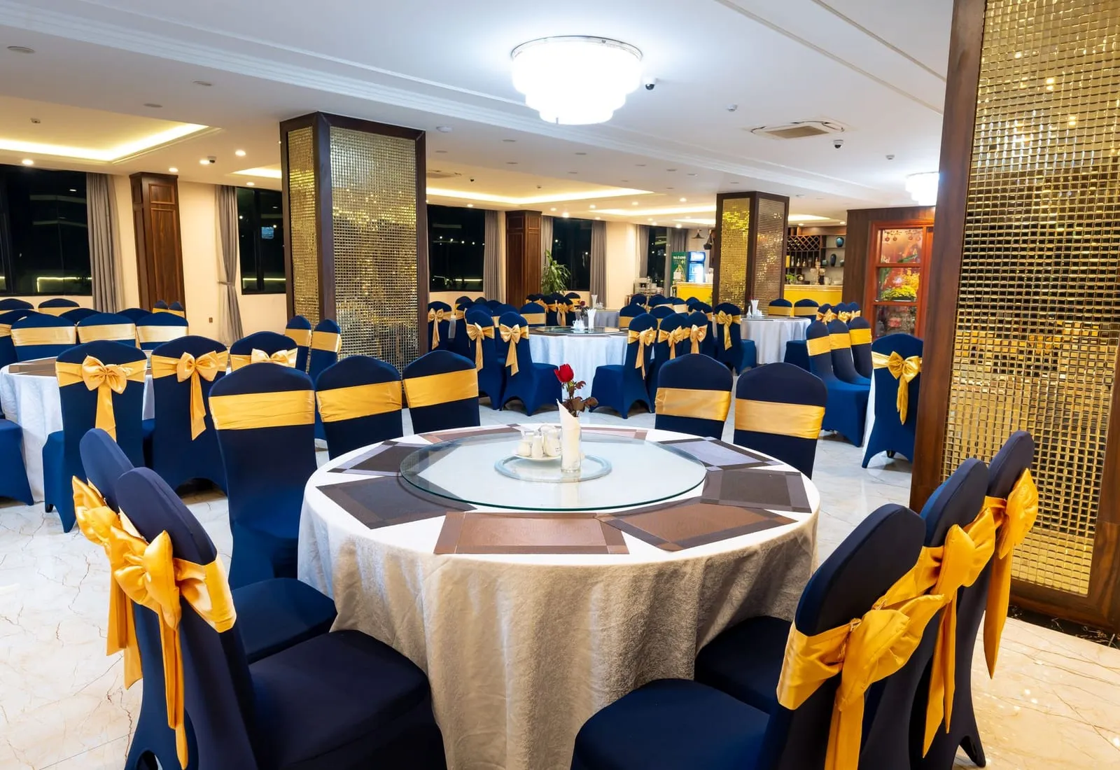 Salón con mesas redondas montadas y bandeja giratoria