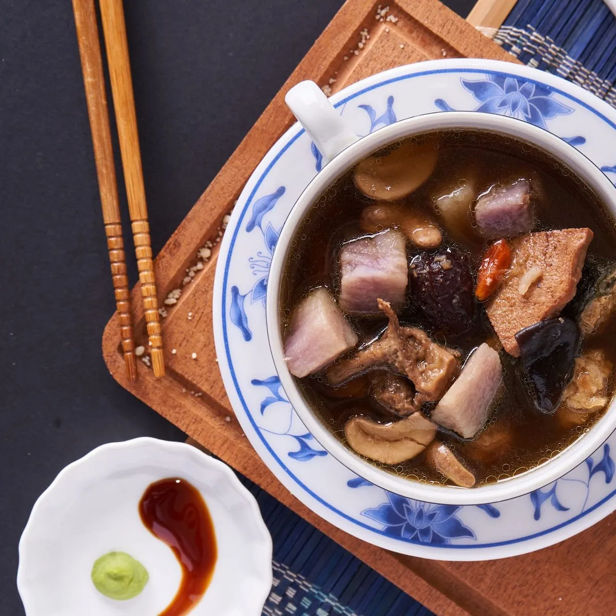 Sopa de hongos servida en un tazón de porcelana azul y blanca